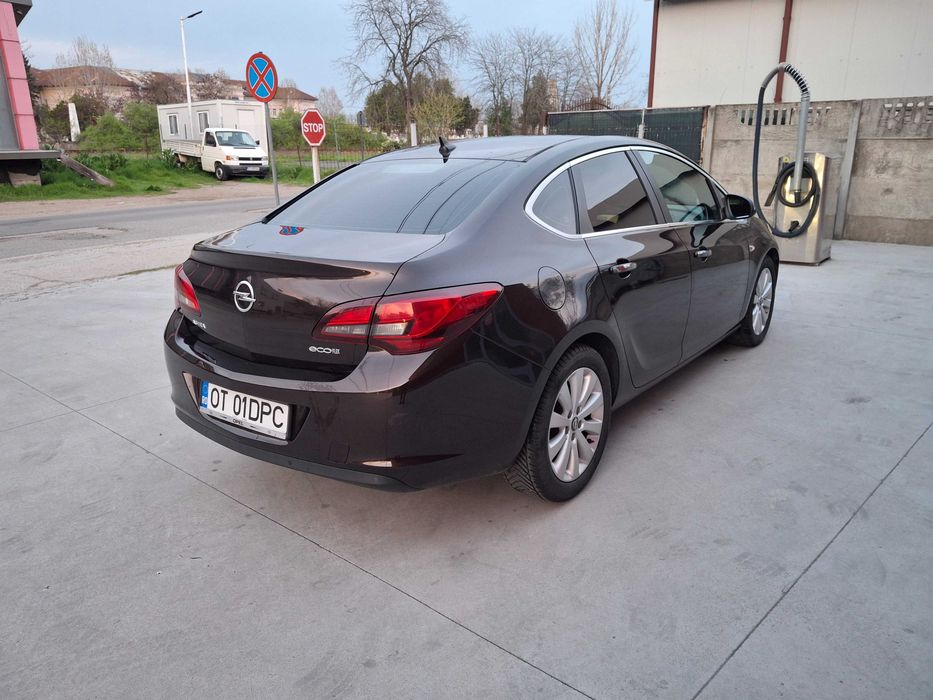 Vând Opel Astra J