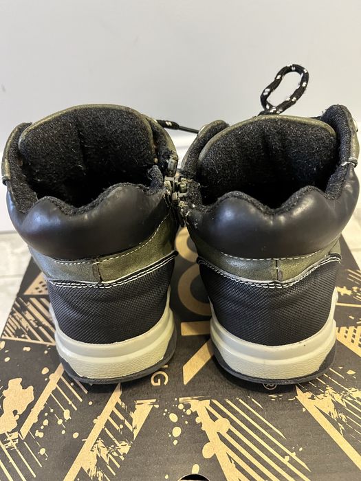 продаются детские ботинки