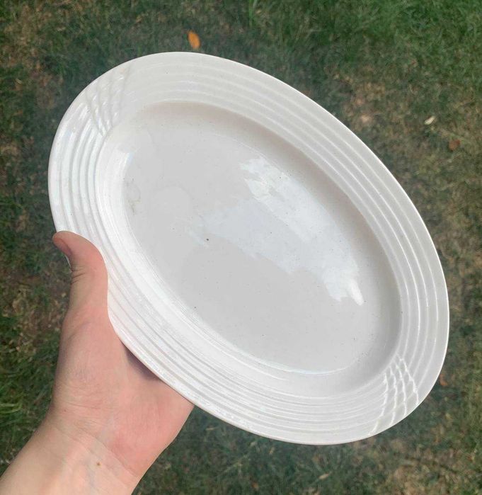 Белая овальная тарелка