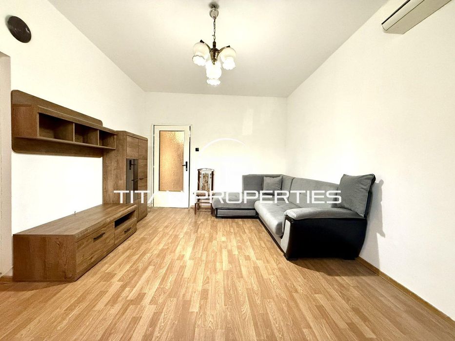 Тристаен апартамент за продажба в Център