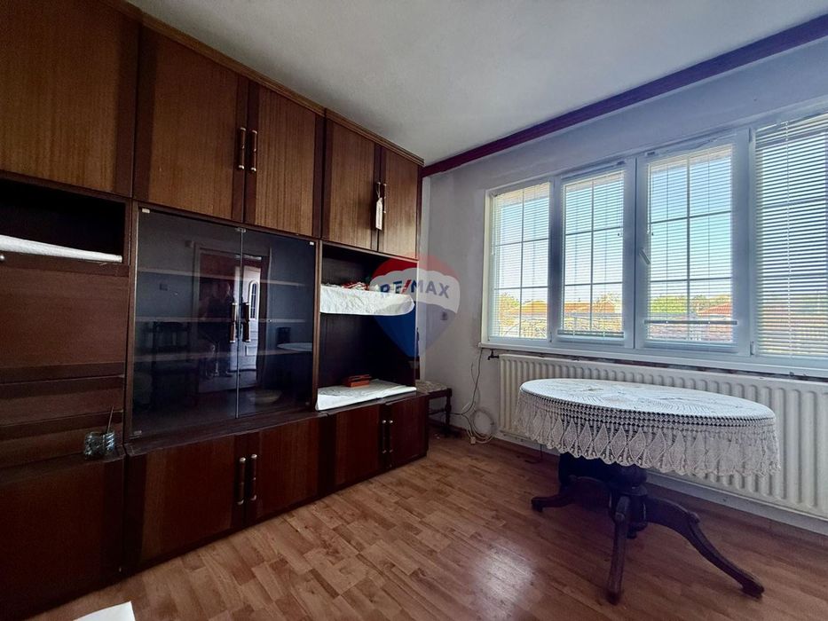 Градска къща с четири спални, двор, гараж, ГАЗ за продажба, гр. Генер
