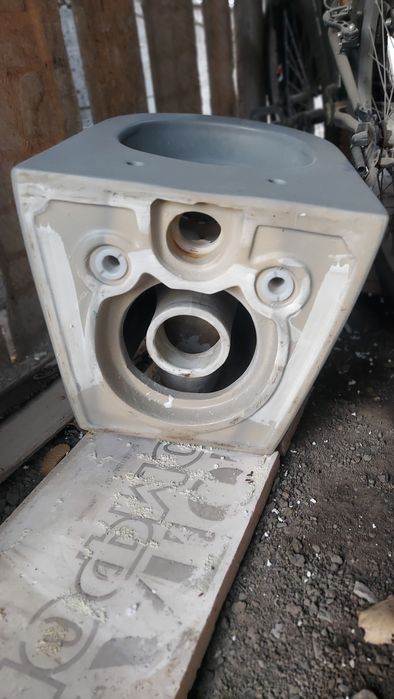 Серый настеный унитаз