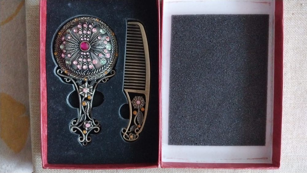 Зеркало с расчесткой