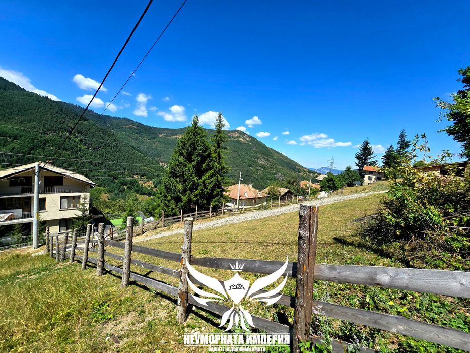 Продавам парцел УПИ с площ от  1460кв.м. в село Джурково общ.Асеновград на първа линия