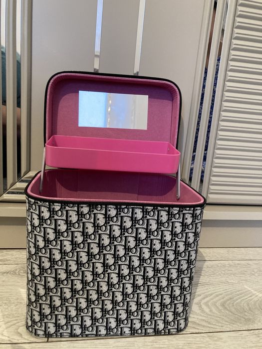 Үлкен новый косметичка сатылады