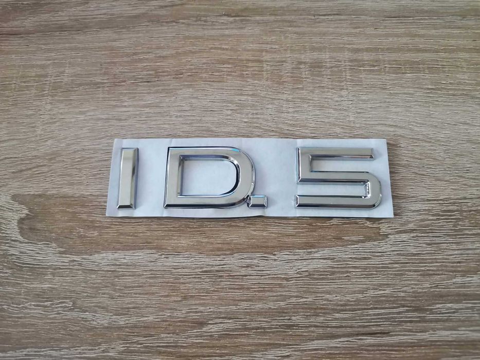 Volkswagen ID.5 сребриста емблема