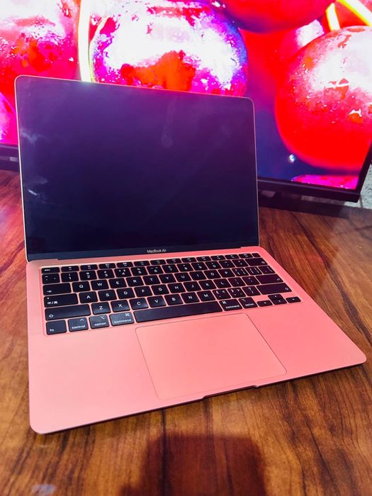 Macbook holati ideal tiniq turibdi
