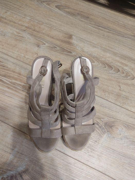 Продам босоножки