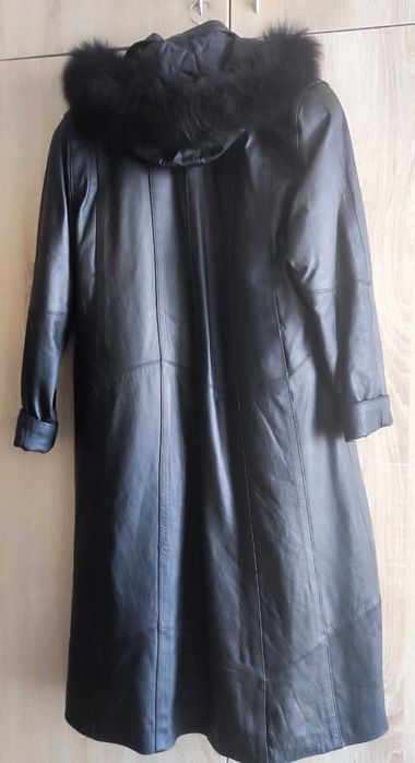 Черно дълго дамско кожено манто от естествена телешка кожа