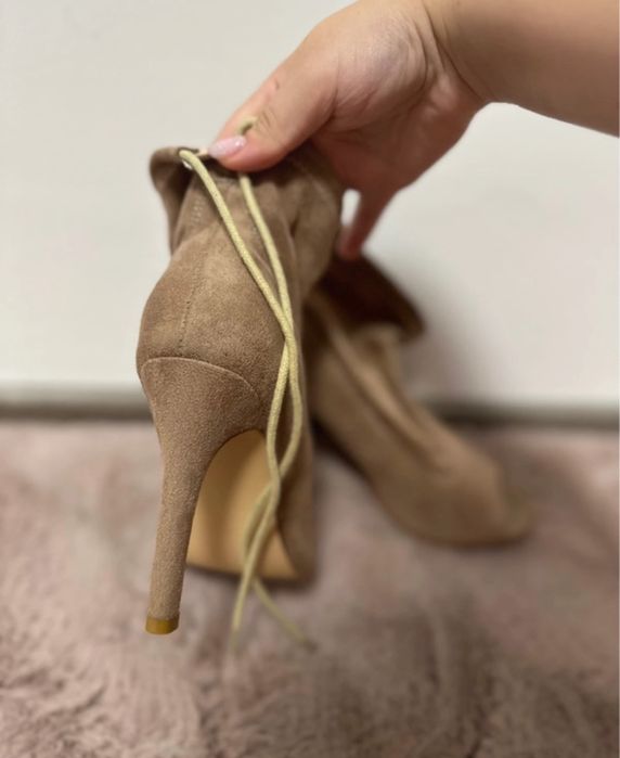 Botine cu fundiță la spate