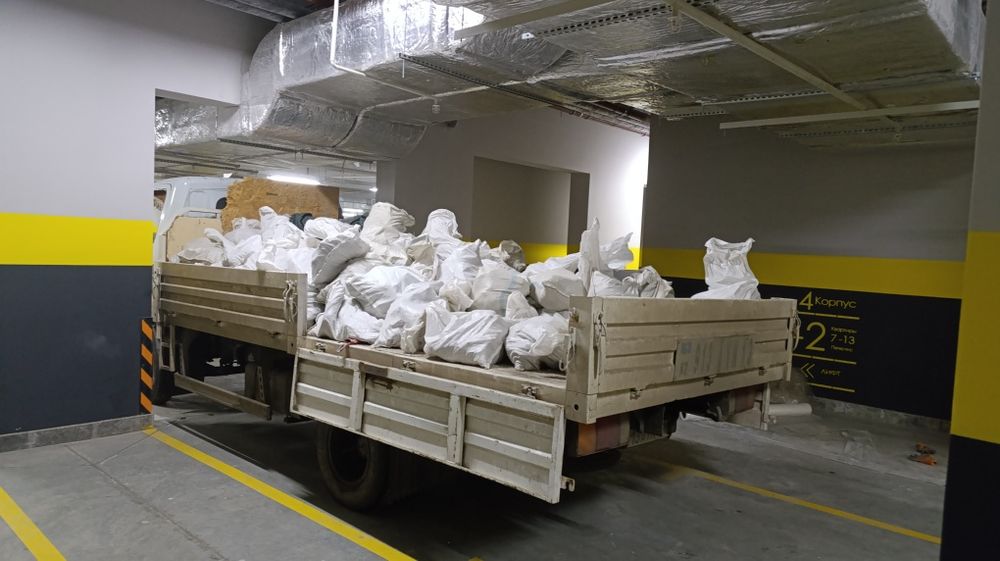 Вывозим строительный бытовой мусор , хлам от гаражей сарай подвал , вы