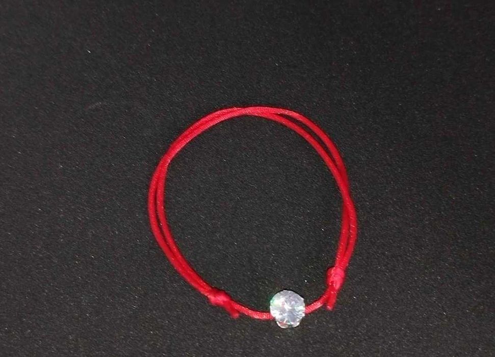 Гривна - червен конец с Цирконий