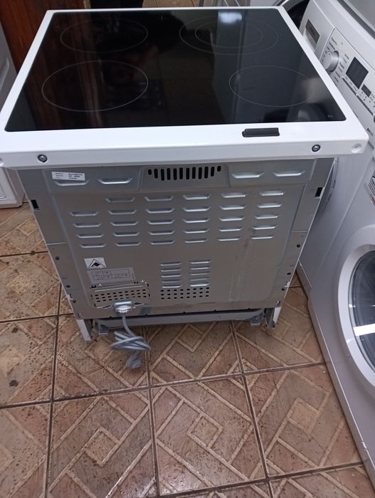 Като нова свободно стояща печка с керамичен плот VOSS 2години Гаранция