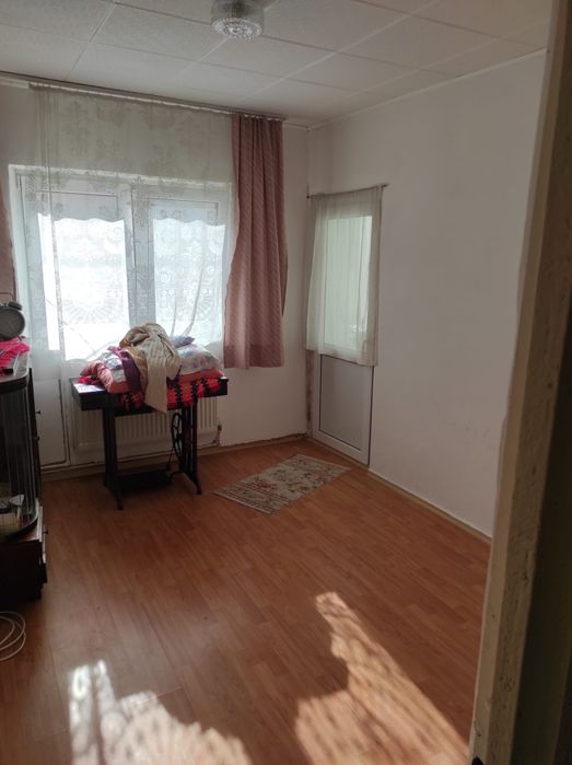 Vând apartament 4 camere decomandat