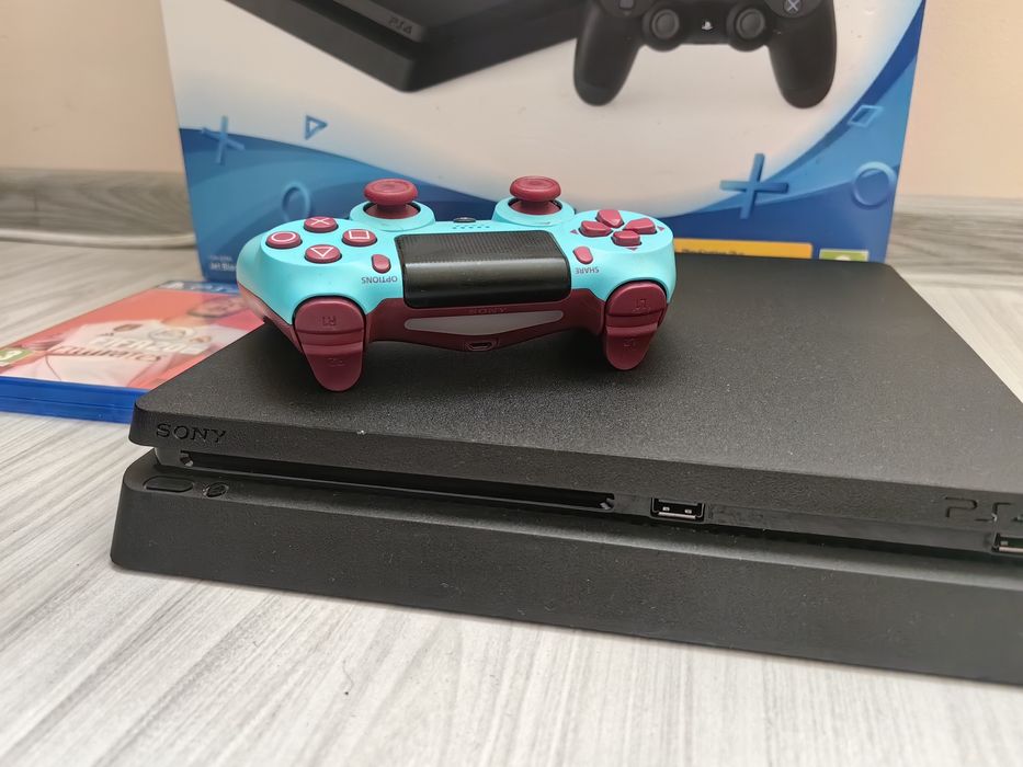 Продавам PS4 Slim (Playstation 4 Slim) + 1бр. контролер и игра подарък
