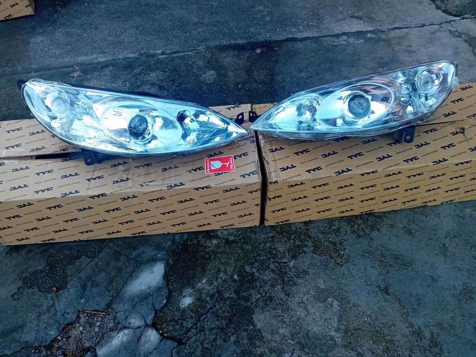 Фар Пежо 407 НОВ