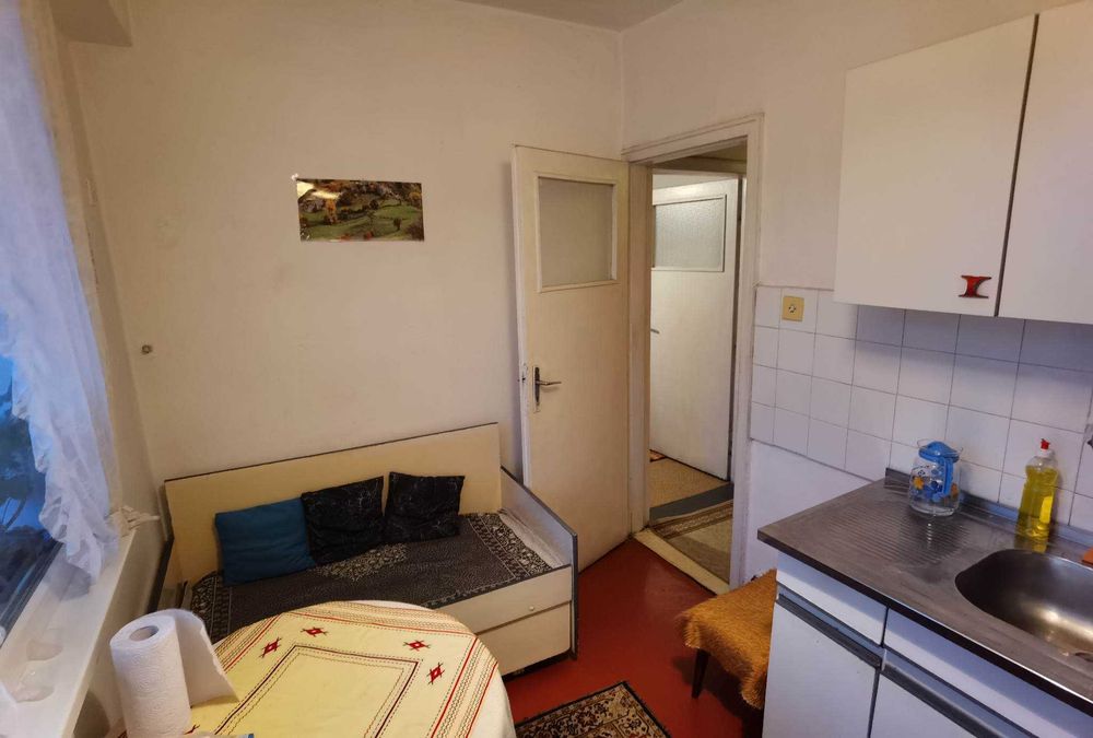 Дава се под наем Тристаен апартамент в Бургас, Изгрев - 65 кв.м за 75 € - Снимка #2