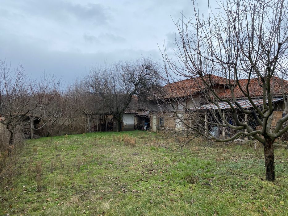 Къща с дворно място в село Каравелово, община Карлово.