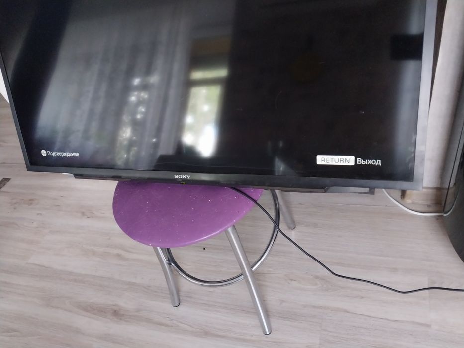 Смарт телевизор Sony 101см. По бокам есть засветы.
