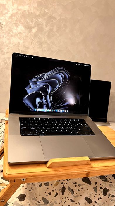 MacBook Pro 16” cu procesor M1 Pro, varianta 16GB RAM / 512GB SSD