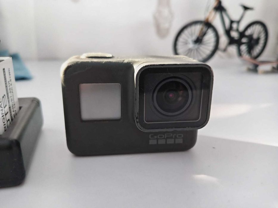 Vand GoPro Hero 6 , Cu accesorii si 2 Baterii