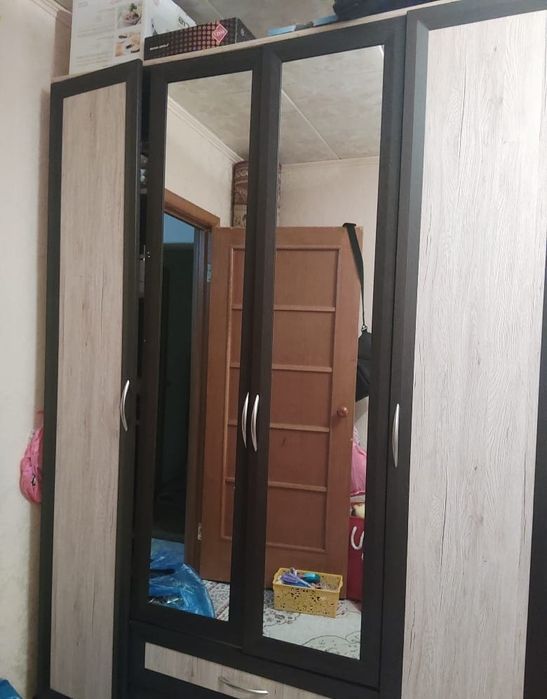 Продам 4-х дверные шкаф