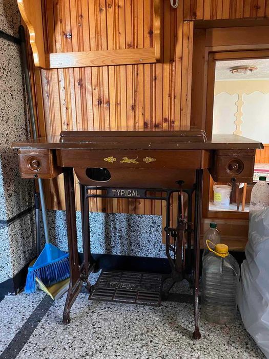 Антична крачна шевна машина ,може да се ползва и за тоалетка.