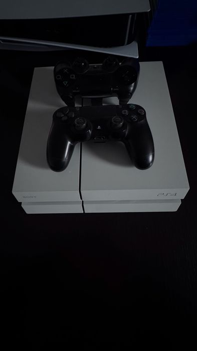 Конзола ps4 с два оригинални контролера!
