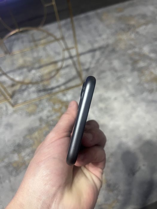 Iphone 11 . Telefonul nu prezinta zgaraieruri, lovituri sau lovituri.