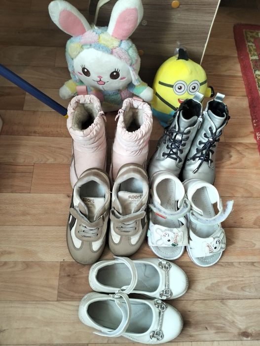 Продам детскую обувь на девочку на 5,6 лет