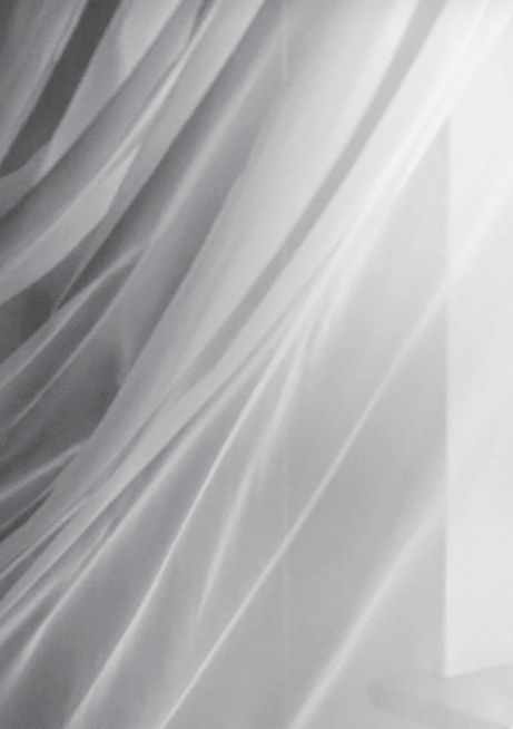 Тънки завеси в бял цвят