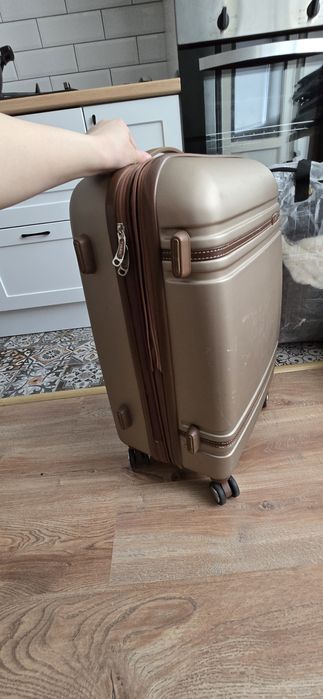 Чемодан дорожный