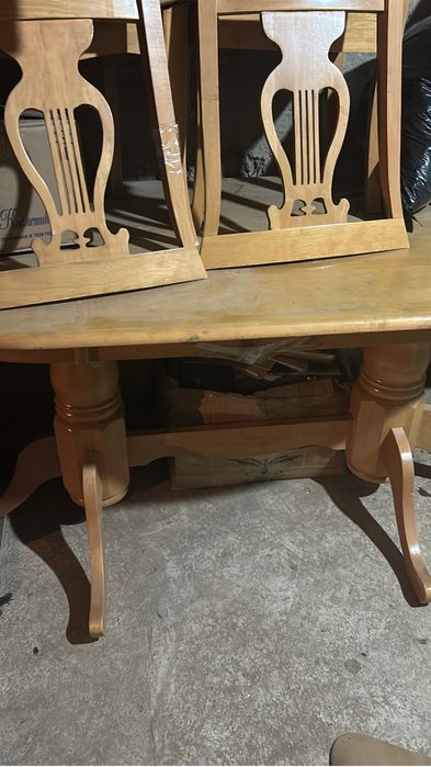 Продается стол и стулья.