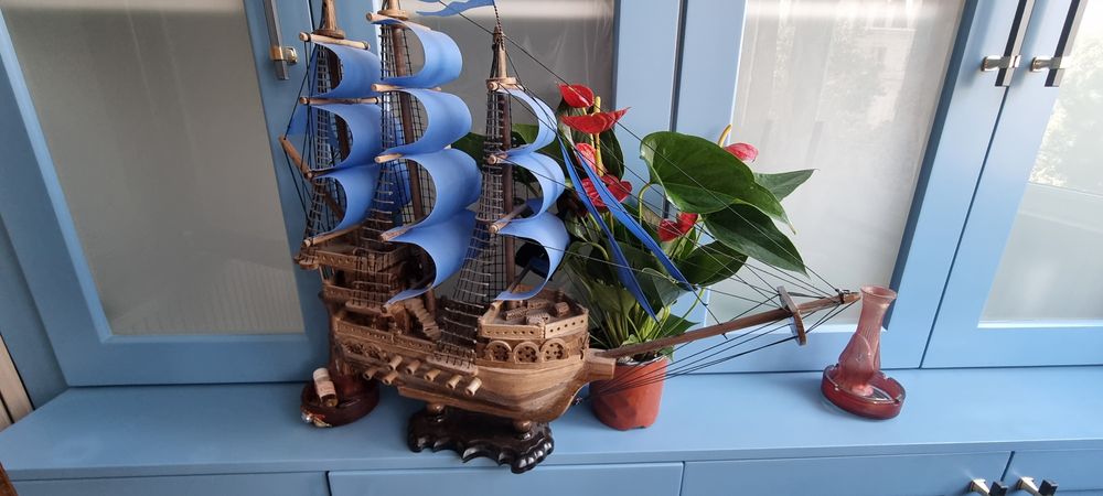 Кораблик из ореха