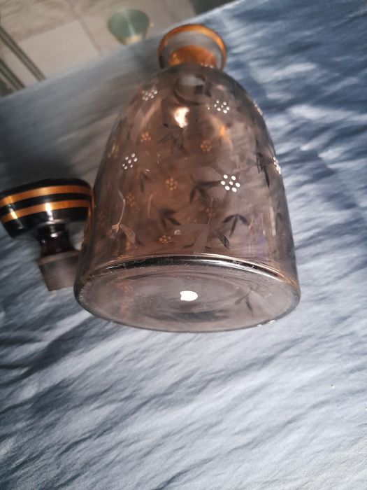 Стари снимки и стъклена гарафа