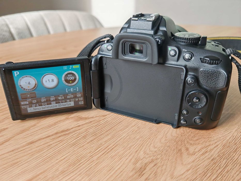 Nikon D5200 DSLR + Nikon 35mm