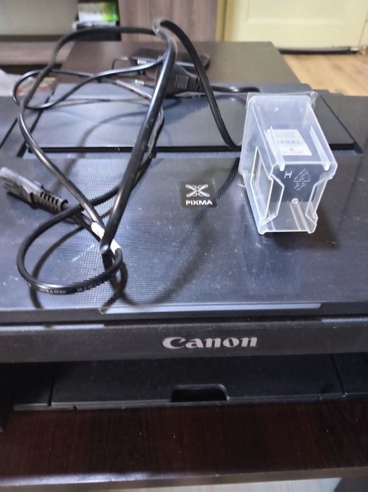 Продавам принтер и скенер CANON