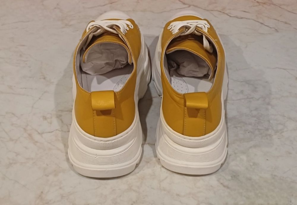 Обувки от естествена кожа в патешко жълто