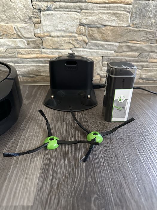 Робот прахосмукачка  Irobot roomba i7 подарък 2 четки ,като Нов
