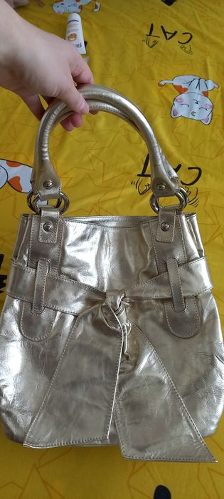 Vând geanta  piele naturala  auriu
