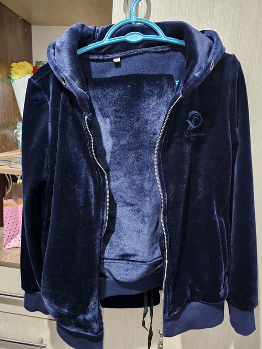 Продается спортивный костюм .