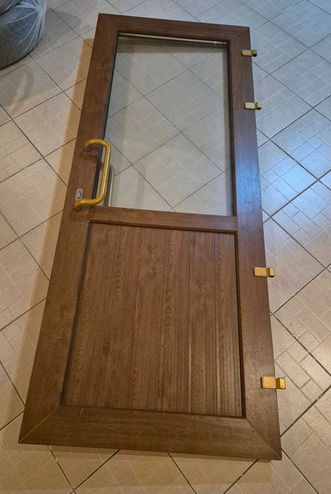 Продам б/у пластиковую входную дверь