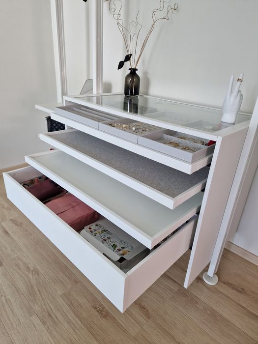 Продавам модерен скрин/органайзер за бижута в отлично състояние.
Със стъклен плот и отделения за пръстени, гривни и колиета, плюс няколко удобни чекме