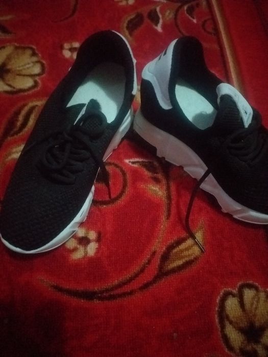 Adidași aproape noi