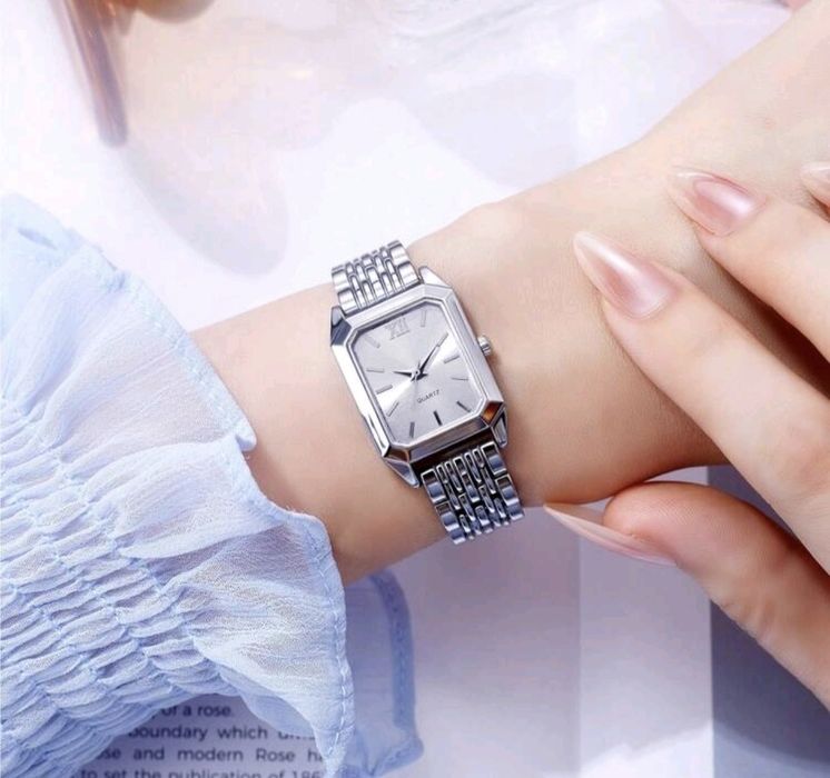 Дамски моден кварцов часовник