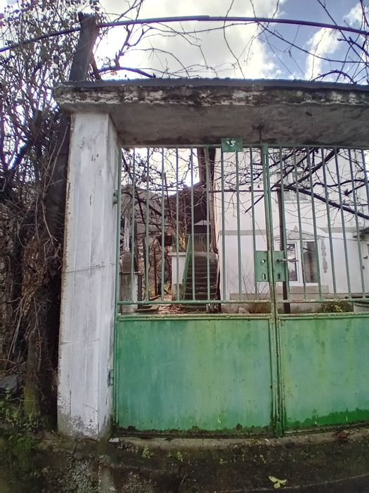 Продавам къща  в с.Коларово община Петрич близо 2 дка