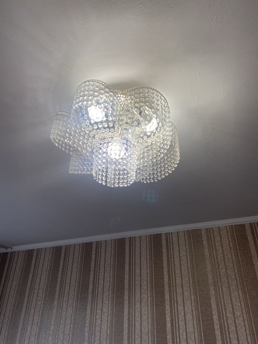 Продам люстру в отличном состояний