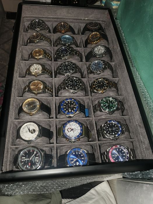 Часы обсолютно новые в комплекте с чемоданом вообщем 48  шт