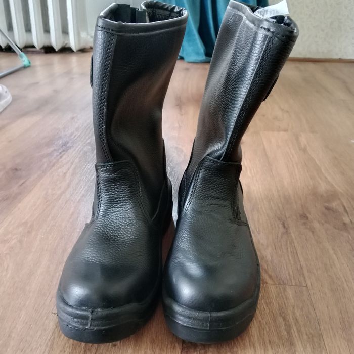 Продам новые сапоги 42р
