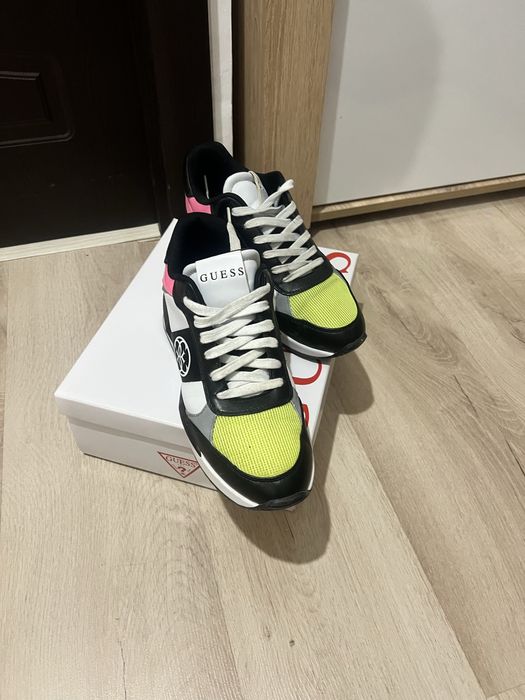 Оригинални дамски маратонки Guess